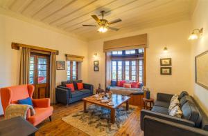 StayVista at Paris Villa with Pvt Outdoor Heated Pool in Kasauli