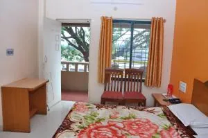 Vinayaka Deluxe Lodge - Kushālnagar