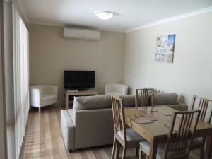 Little Sanctuary Your Perfect Getaway, A Short Stroll to Palm Beach - Ubytování bez kategorie ve městě Sanctuary Point