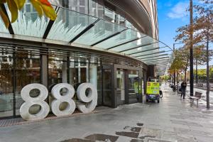 Complete Host Collins St Apartments