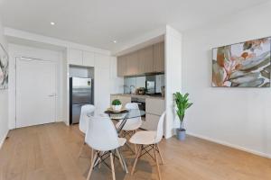 Complete Host Collins St Apartments