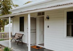 Falmouth Cottage - Dog Friendly Beachside Getaway 2,5 Acres