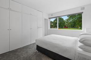 Comfy 1-Bed Apartment with Courtyard Seating