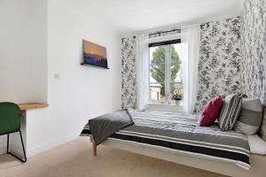 Guestly Homes - 4BR Charming Apartment