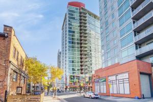 Luxury 2BR Condo - King Bed - Stunning City Views