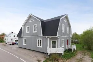 Guestly Homes - 4BR Charming Apartment - Långträsk