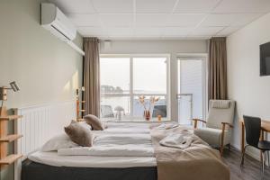 Twin Room with Sea View room in Kaj 4 Hotell & Restaurang