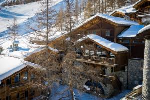 Val d’Isère - Extraordinaire Chalet Montana avec piscine sur la piste Olympique de Belevarde.