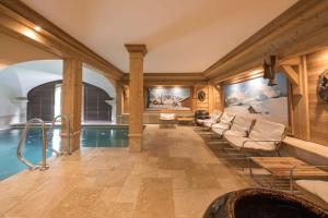 Val d’Isère - Extraordinaire Chalet Montana avec piscine sur la piste Olympique de Belevarde.