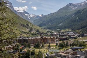 Val d’Isère - Extraordinaire Chalet Montana avec piscine sur la piste Olympique de Belevarde.