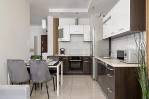 Podgórze Air-Conditioned Family Apartment with Parking by Noclegi Renters
