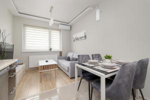 Podgórze Air-Conditioned Family Apartment with Parking by Noclegi Renters