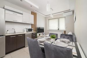 Podgórze Air-Conditioned Family Apartment with Parking by Noclegi Renters