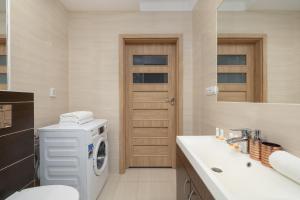 Podgórze Air-Conditioned Family Apartment with Parking by Noclegi Renters
