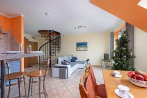 Apartment with a View of the Bay by Noclegi Renters