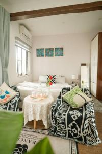 Comfortable bedroom with large balcony. - 1br