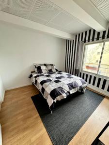 Expérience cinéma immersif dans appartement rénové près de Montmartre