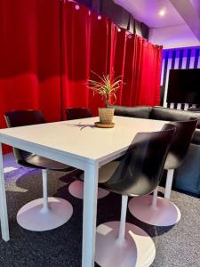 Expérience cinéma immersif dans appartement rénové près de Montmartre