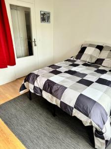 Expérience cinéma immersif dans appartement rénové près de Montmartre