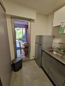 Rez-de-jardin sous pins et plage