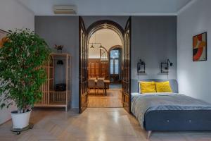 Liszt Modern Chic Apartment