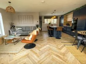 Stylish, central home with open-plan living - Caol