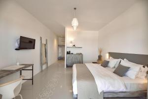 Sunset Private Garden Residences with Outdoor Hot Tub room in Nature Eco Residences Santorini