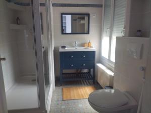 B&B / Chambres d'hotes Chambre dans un manoir au bord de l'Yonne pres de Sens : photos des chambres
