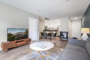 Hollywood 1BR w pool nr Griffith Park trails LAX-117