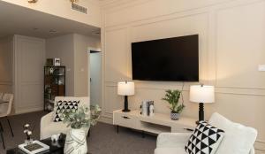 Prime Spacious 2 BR Apt, Burj Khalifa & Canal View - Scala Tower