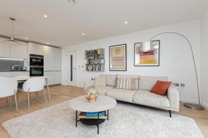 Gorgeous 2 Bed Apartment with Stunning Sea Views with Free Parking and Fast Internet