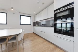 Gorgeous 2 Bed Apartment with Stunning Sea Views with Free Parking and Fast Internet