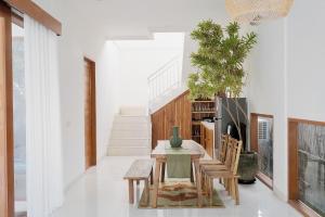 Canggu Central Escape - Quiet 3BR Villa with Pool 5 mins to Beach