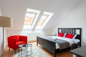 Two-level 3BR Apartment with Balcony I City View