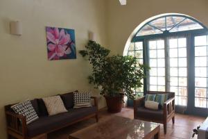 TaGiannmarie Farmhouse.Traditional farmhouse with large private pool.