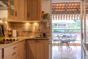 charme logement piscine terrasse