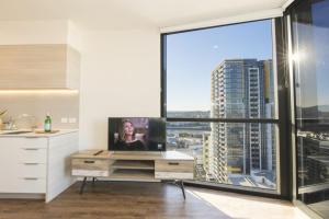 Central Location 1BR APT w City view South BNE