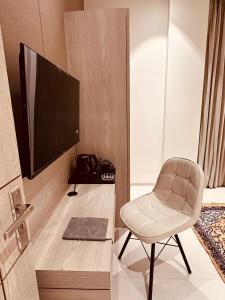 The Lodgers 2 BHK Serviced Apartment Near Sector 42 Gurgaon - Nearest Metro Station Sector 42 Chowk