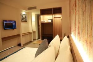 CITY LAKE HOTEL