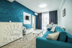 Astoria Apartment 4 by Sunny Mamaia
