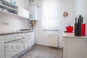 Astoria Apartment 4 by Sunny Mamaia