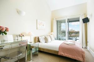 Falcon House CW73 Lower Mill Estate Cotswolds