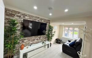 Addlestone Stylish Spacious Three Bedroom House