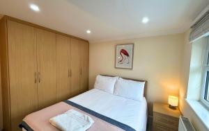 Addlestone Stylish Spacious Three Bedroom House