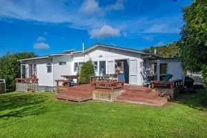 Teal Bay Treasure - Teal Bay Holiday Home - Whakapara