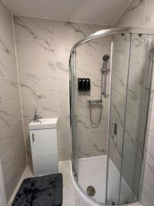 Vauxhall Victoria moments away