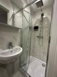 London Eye 10 minutes away