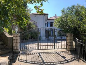 Charmantes Appartement in Supetarska Draga mit Großer Terrasse