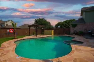 Amazing Modern Spacious Home with Pool - Rowlett