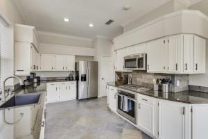 Spacious and Luxury Home w Cinema Room and Pool